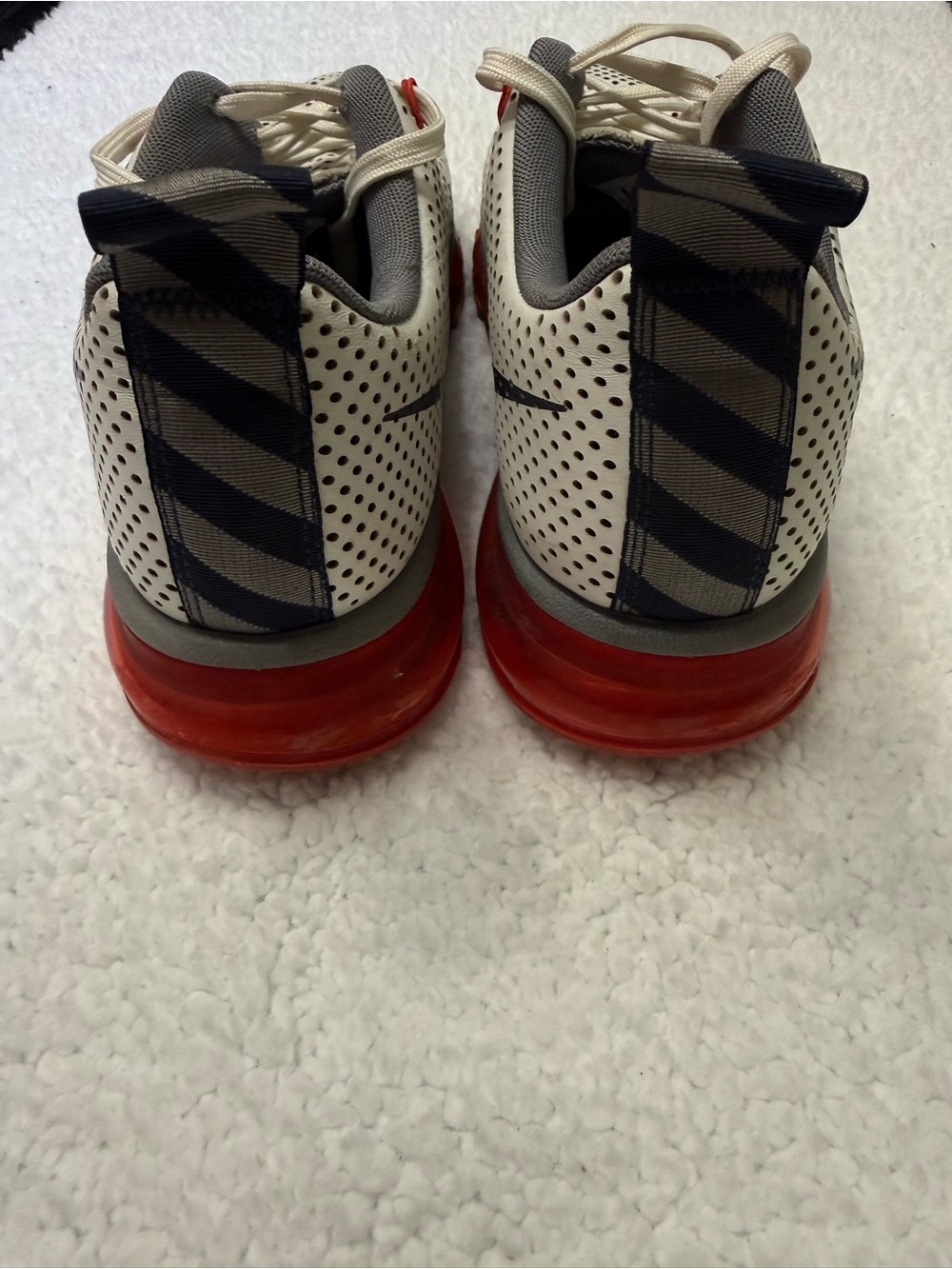 Mens sz 10 Nike Air Max Motion 2013
Gray and Red Perforated Athletic Sneakers - Picture 10 of 10